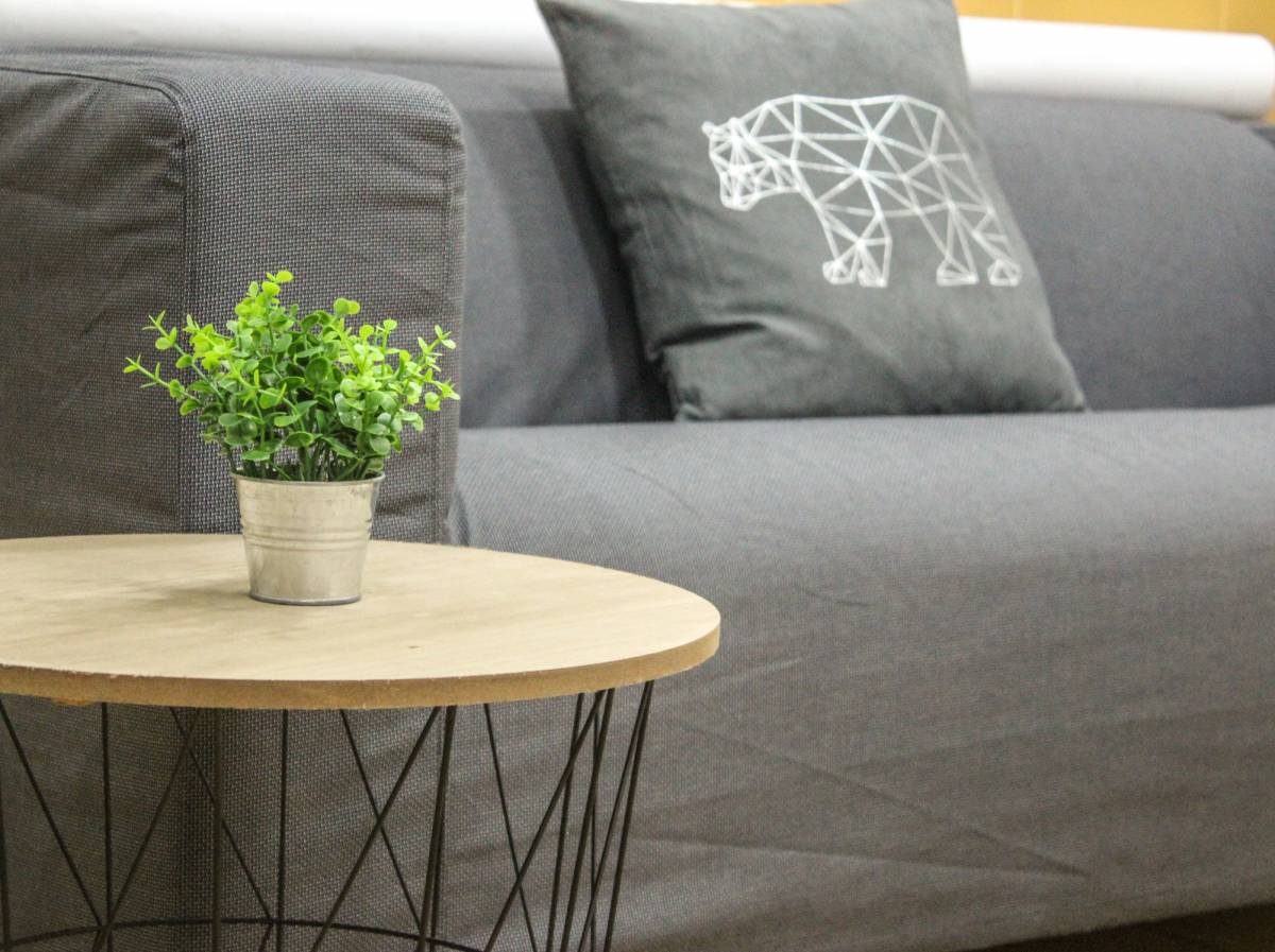 Table d'appoint dans un petit salon : atout malin ou erreur déco ?